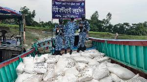 মিয়ানমারে পাচারের সময় আট হাজার কেজি সার জব্দ