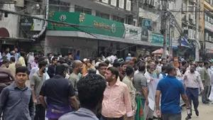 ইসলামী ব্যাংকের সামনে চাকরি ফেরত চেয়ে অবস্থান, গ্রাহকদের পাল্টা কর্মসূচি