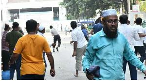মতিঝিলে ইসলামী ব্যাংকের সামনে দুই পক্ষের সংঘর্ষ