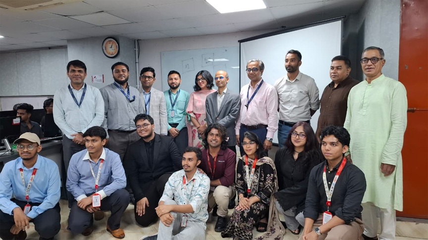 ইউসিএসআই ইউনিভার্সিটি বাংলাদেশ ব্রাঞ্চ ক্যাম্পাসে গুগল এআই স্টুডিও ও এমসিপি বিষয়ক কর্মশালায় অংশগ্রহণকারী শিক্ষার্থীদের সাথে শিক্ষকগণ।