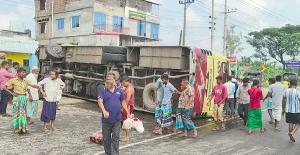 ত্রিশালে মাহিন্দ্রা-অটোরিকশায় বাসের ধাক্কা, নিহত ২