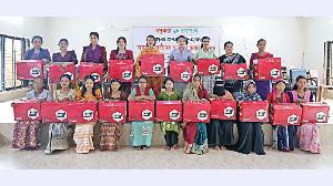 বান্দরবানের পাঁচ উপজেলায় ১০০ নারীর হাতে সেলাই মেশিন