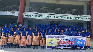 লোহাগাড়ায় শিক্ষকের বিরুদ্ধে অশ্লীল আচরণের অভিযোগ, শাস্তির দাবিতে মানববন্ধন