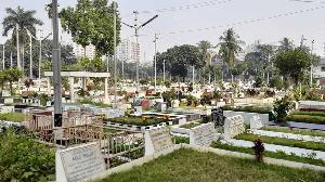 দাফন থেকে কবর সংরক্ষণ, পদে পদে অর্থ দেওয়ার অভিযোগ