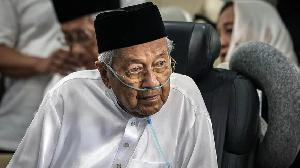 স্ত্রীর মৃত্যুর পর হাসপাতালে ভর্তি মাহাথির মোহাম্মদ