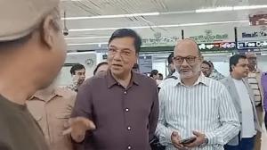 শাহজালাল বিমানবন্দরে দ্রুত ট্রলির সংখ্যা বাড়ানোর নির্দেশ মন্ত্রীর