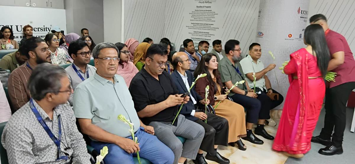 বিশ্ব শিক্ষক দিবস উপলক্ষে ইউসিএসআই ইউনিভার্সিটিতে আয়োজিত অনুষ্ঠানে ফুল দিয়ে শিক্ষক ও অতিথিদের শুভেচ্ছা জানান এবং সম্মানিত করেন শিক্ষার্থীরা। পরে সবাই মিলে কেক কাটেন।