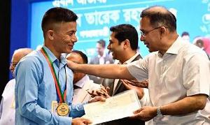 সহকর্মীদের বেতন জোগাতে নৌকা চালানো সেই প্রধান শিক্ষককে প্রধানমন্ত্রীর সম্মাননা