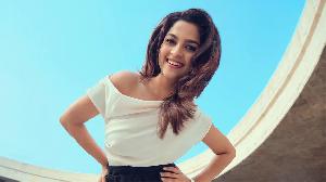 কাঁধখোলা পোশাকে যেন এক অচেনা সাদিয়া আয়মান!