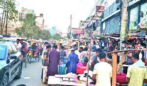 ১০০ ফিট সড়কে হকার-অটোরিকশার রাজত্ব, দেখার কেউ নেই?