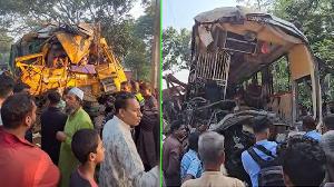 নাটোরে বাস-ট্রাক সংঘর্ষে নিহতের সংখ্যা বেড়ে ১৪