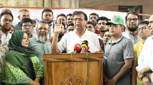 ফুটপাতে দোকান বসালেই মালামাল ক্রোক, মামলা