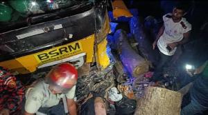 চট্টগ্রামে মহাসড়কের পাশে যাত্রীদের ওপর উঠে গেল লরি, নিহত ৫