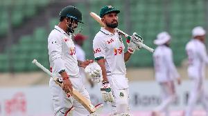 মিরপুরে আলোকস্বল্পতায় বন্ধ খেলা