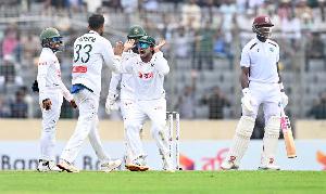 গ্রিভস আউট, মধ্যাহ্ন বিরতির আগ মুহূর্তে বাংলাদেশের স্বস্তি
