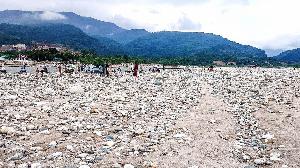 লুটপাটে বিলীনের পথে ভোলাগঞ্জের সাদা পাথর, নিষ্ক্রিয় প্রশাসন