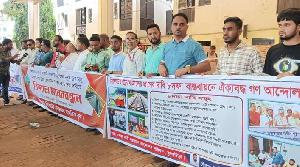 ৮ দফা দাবিতে সিলেট রেল স্টেশনে মানববন্ধন 