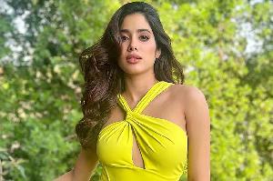 ইন্ডাস্ট্রিতে টিকে থাকতে যা করেন জাহ্নবী