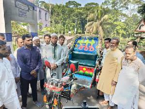 অসহায় রিকশাচালকের হাতে অটোরিকশা তুলে দিলেন ড. মাসুদ: “মানুষ এমপি নয়, সেবক বেছে নেবে”
