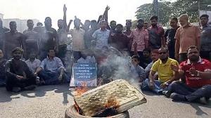 ঢাকা-ময়মনসিংহ মহাসড়কে টায়ার জ্বালিয়ে বিএনপির নেতাকর্মীদের বিক্ষোভ