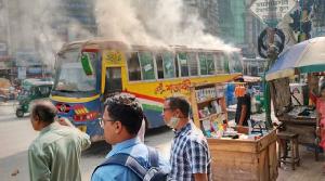 রাজধানীর মিরপুরে বাসে আগুন