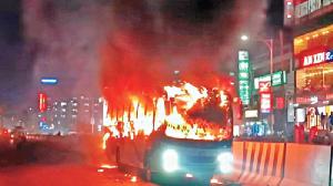 ঢাকাসহ বিভিন্ন জেলায় আরও ৫ যানবাহনে আগুন