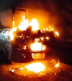 মানিকগঞ্জে মধ্যরাতে স্কুলবাসে আগুন, ঘুমন্ত চালক দগ্ধ