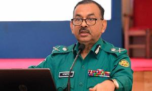 বাসে আগুন-ককটেল নিক্ষেপকারীকে গুলির নির্দেশ ডিএমপি কমিশনারের