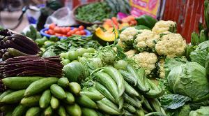 বাজারে ভরপুর শীতের সবজি, তবুও কমছে না দাম