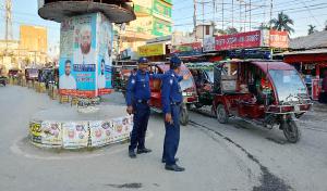 যানজট মুক্ত রাখতে কুড়িগ্রামে ট্রাফিক পুলিশের নিরলস প্রচেষ্টা