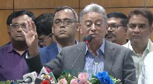 গণতন্ত্রের পথ থেকে বিচ্যুত হওয়ার সুযোগ নেই: আমীর খসরু