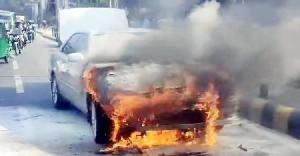 কুর্মিটোলায় প্রাইভেটকারে আগুন