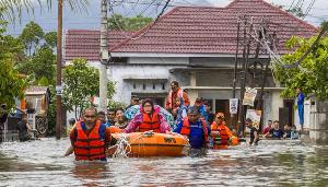 ইন্দোনেশিয়ায় বন্যায় মৃতের সংখ্যা বেড়ে ৮৪